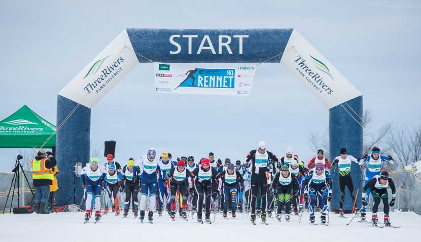cross-country skiers lined up at the start of the Rennet race